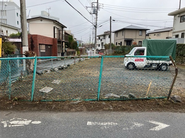 東京都小平市・駐車場での草刈り作業 (2)