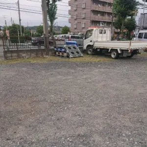 庭や駐車場　屋敷周り　空き地全般　草刈り致します 駐車場内の植え込み50㎡などの「草刈り」を1人1日で実施した事例｜大阪