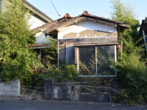 空き家の草刈り！冬に行なうことで落ち葉までまとめて処理しましょう