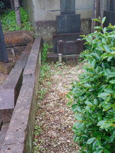 東京都羽村市 墓 草抜き前 端